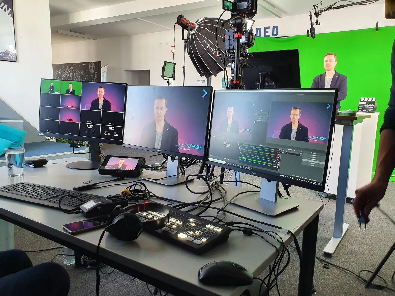 Regieplatz mit Vorschaumonitoren beim Livestream