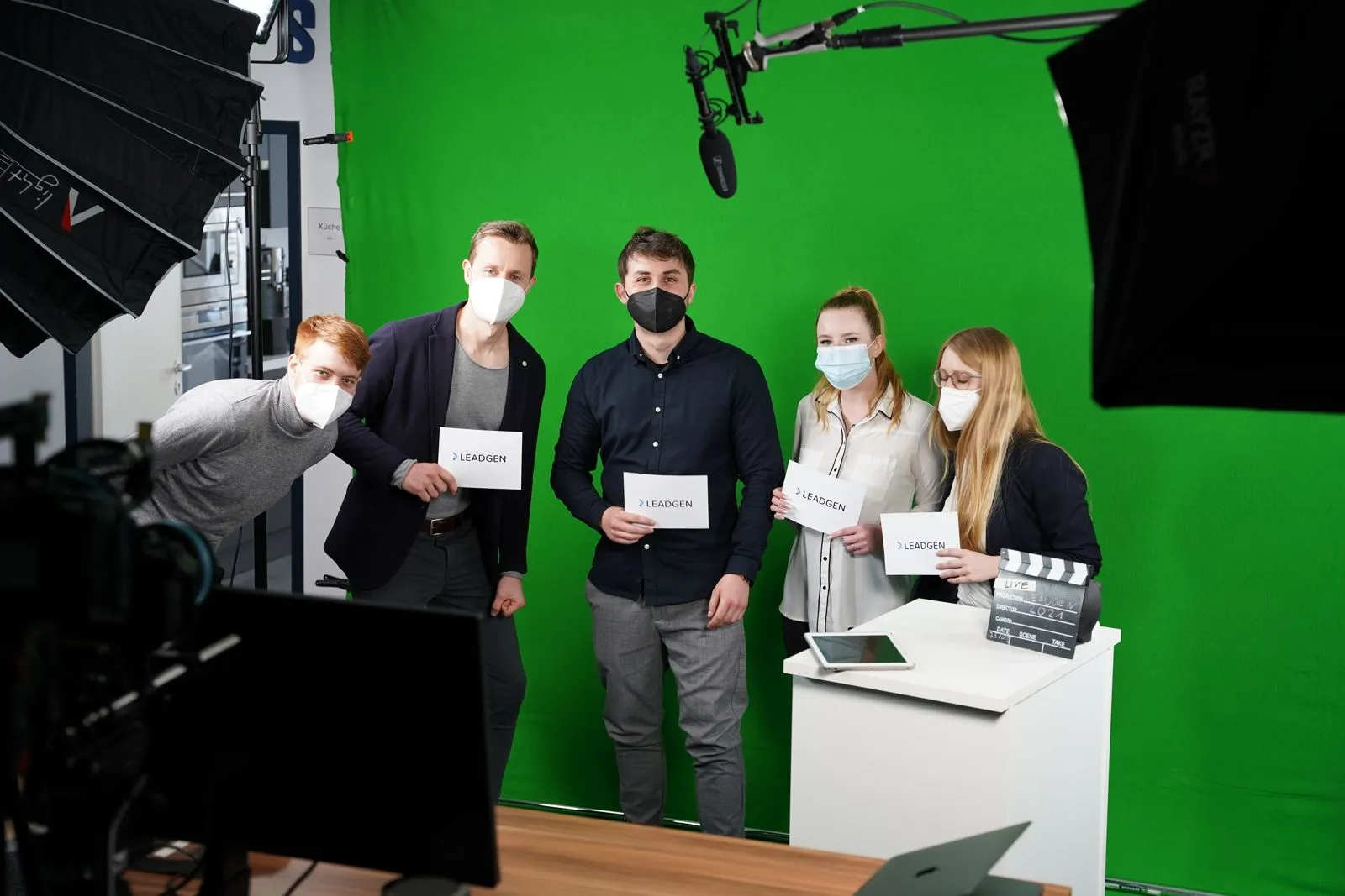 Das LEADGEN-Team vor dem Green Screen im Studio Darmstadt