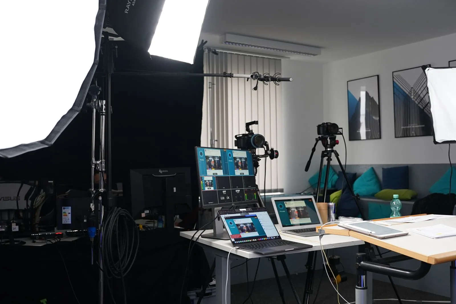 Blick auf beide Live-Sets im Büro Darmstadt