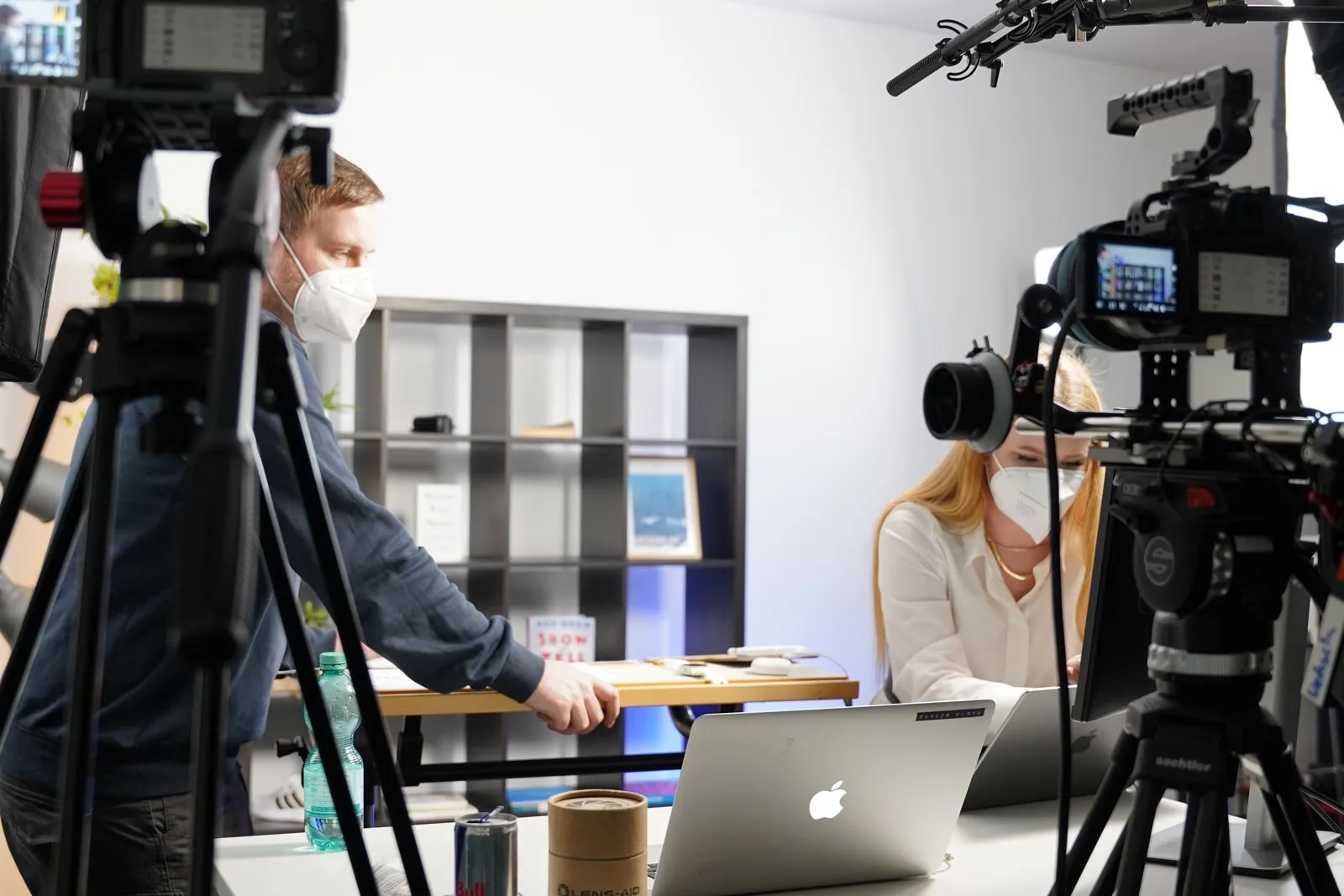 Speakerin vor der Kamera