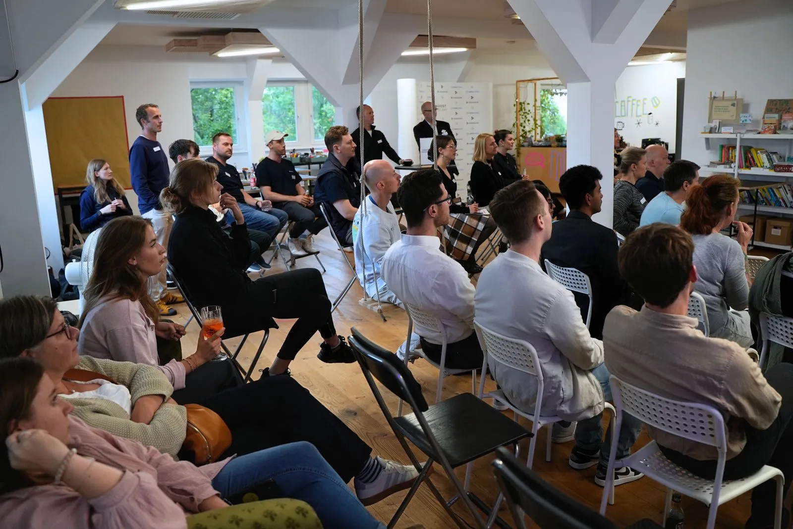 Voller Saal beim After-Work-Vortrag