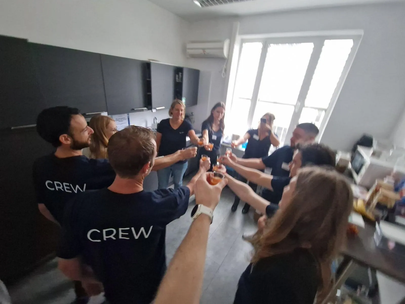 Das videoboost-Team stößt im Büro an