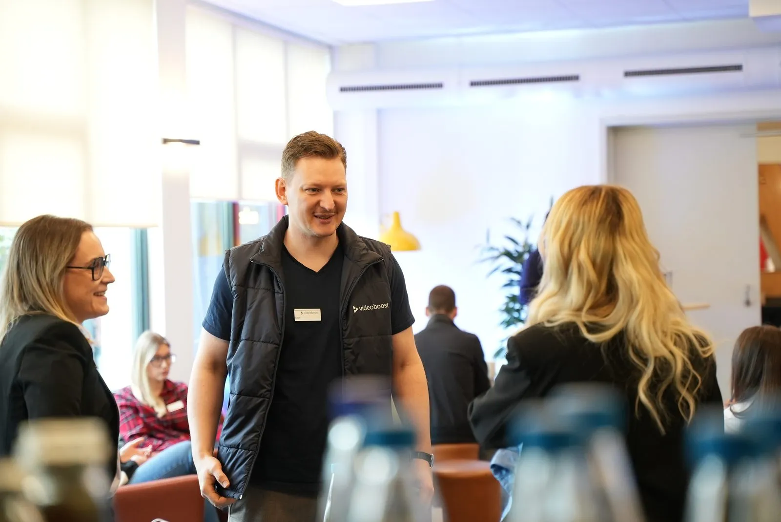 videoboost-Berater im Gespräch mit Kundinnen und Kunden auf dem Experience Day
