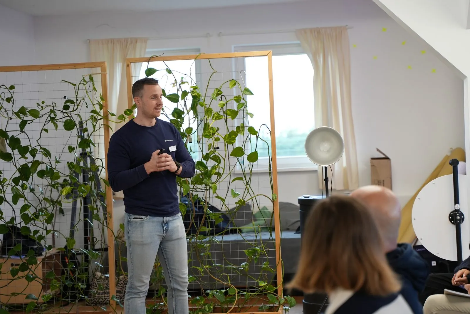 videoboost-Teammitglied präsentiert in einem Workshop