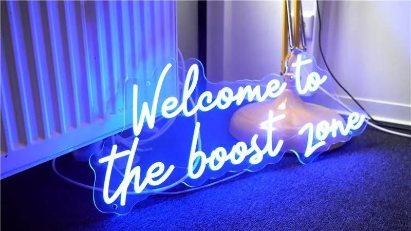 Neon-Schriftzug Welcome to the boost zone im videoboost-Büro