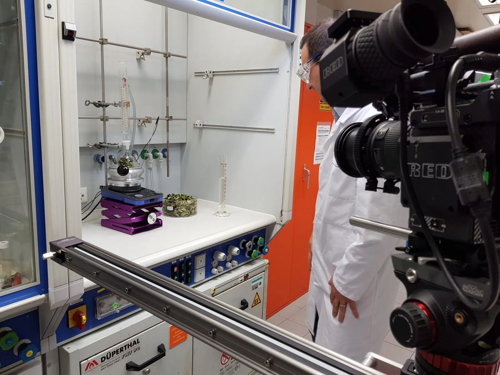RED-Kamera filmt eine Forschungsszene im Labor