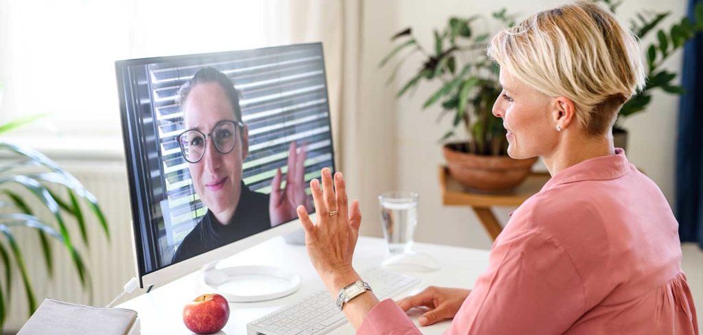Frau führt digitales Bewerbungsgespräch