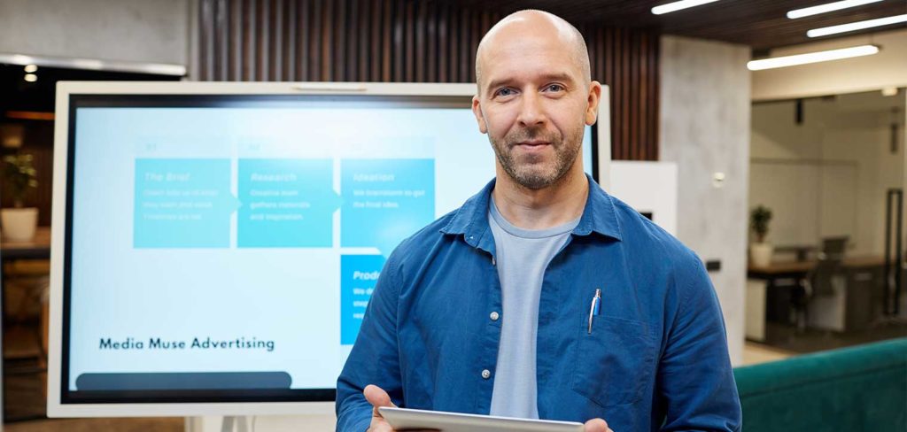 Mann mit Tablet in der Hand