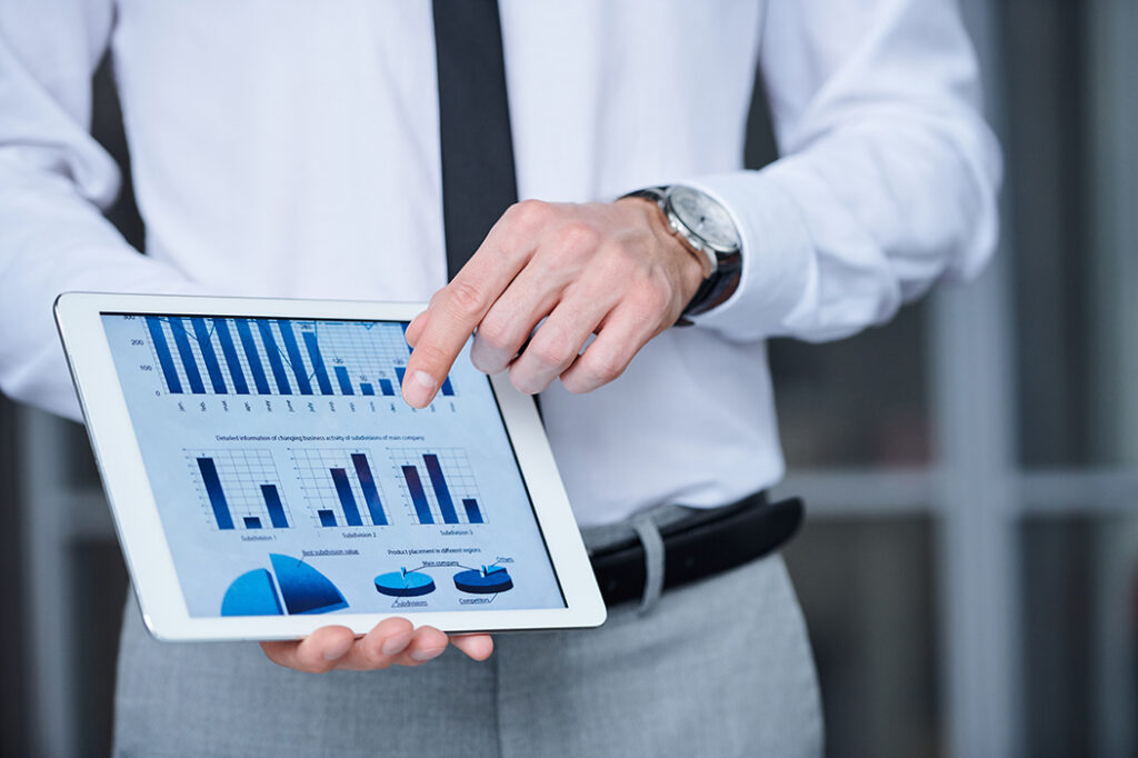 Content-Marketing-Strategie: Tablett mit allerhand KPIs