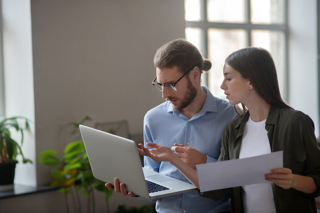 Content-Marketing-Strategie: Zwei Personen sprechen über einen Marketing-Plan