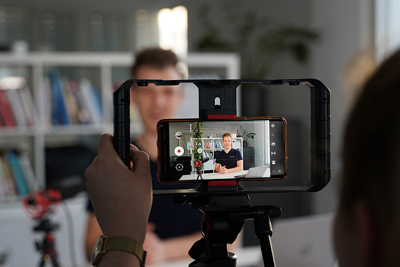 Content-Marketing-Strategie: Aufnahme eines Videos mit einem Smartphone