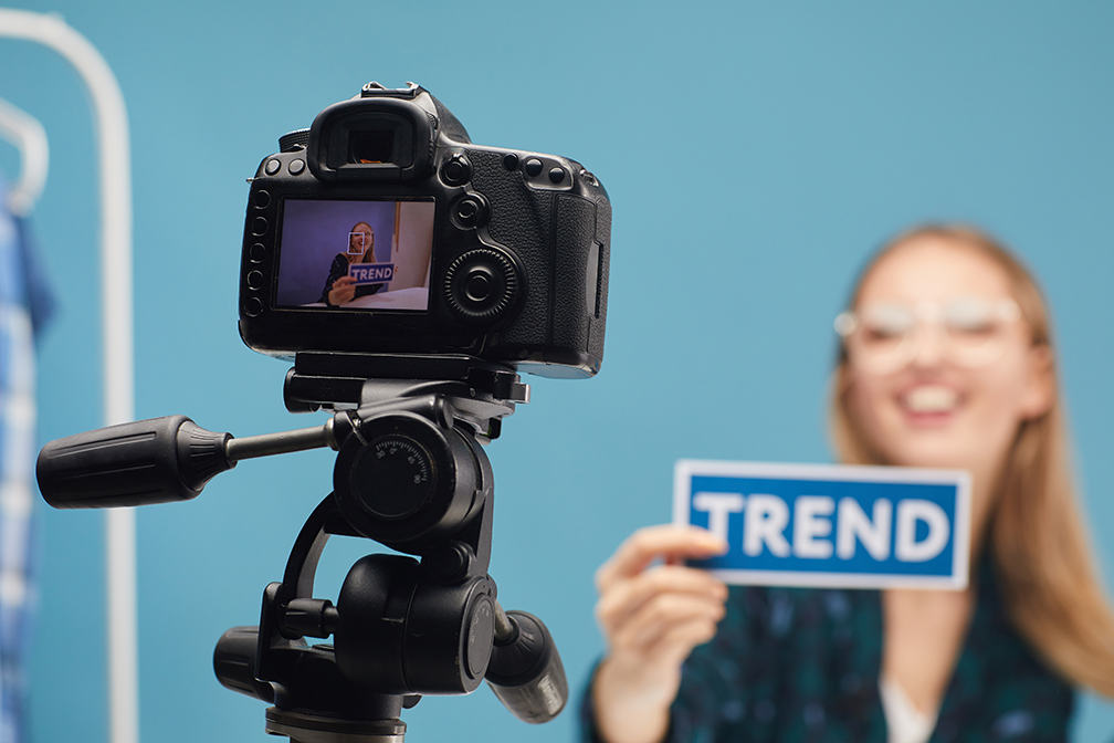 Content-Marketing-Strategie: Frau nimmt neuen Content auf