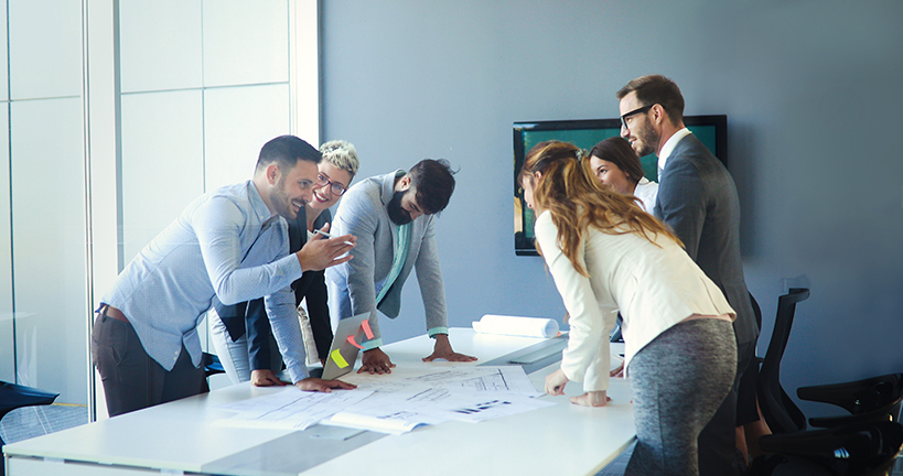 Content-Marketing-Strategie: Geschäftspersonen unterhalten sich über Content-Marketing