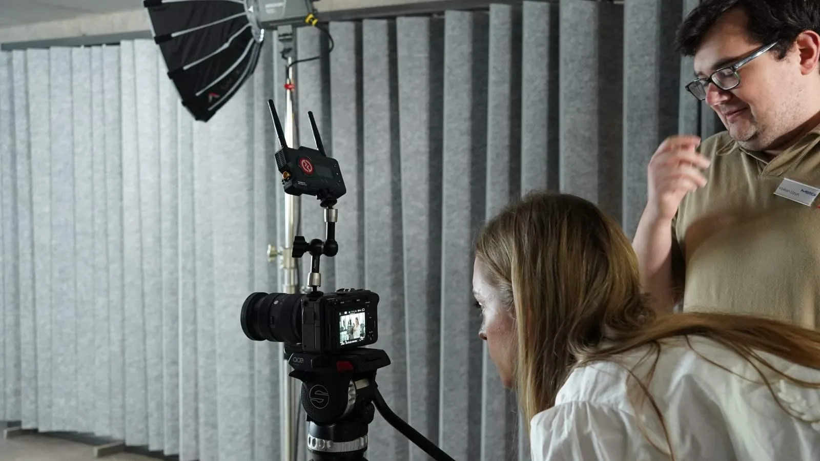 Kamerabild prüfen: Licht-Setup und Monitor beim Videodreh