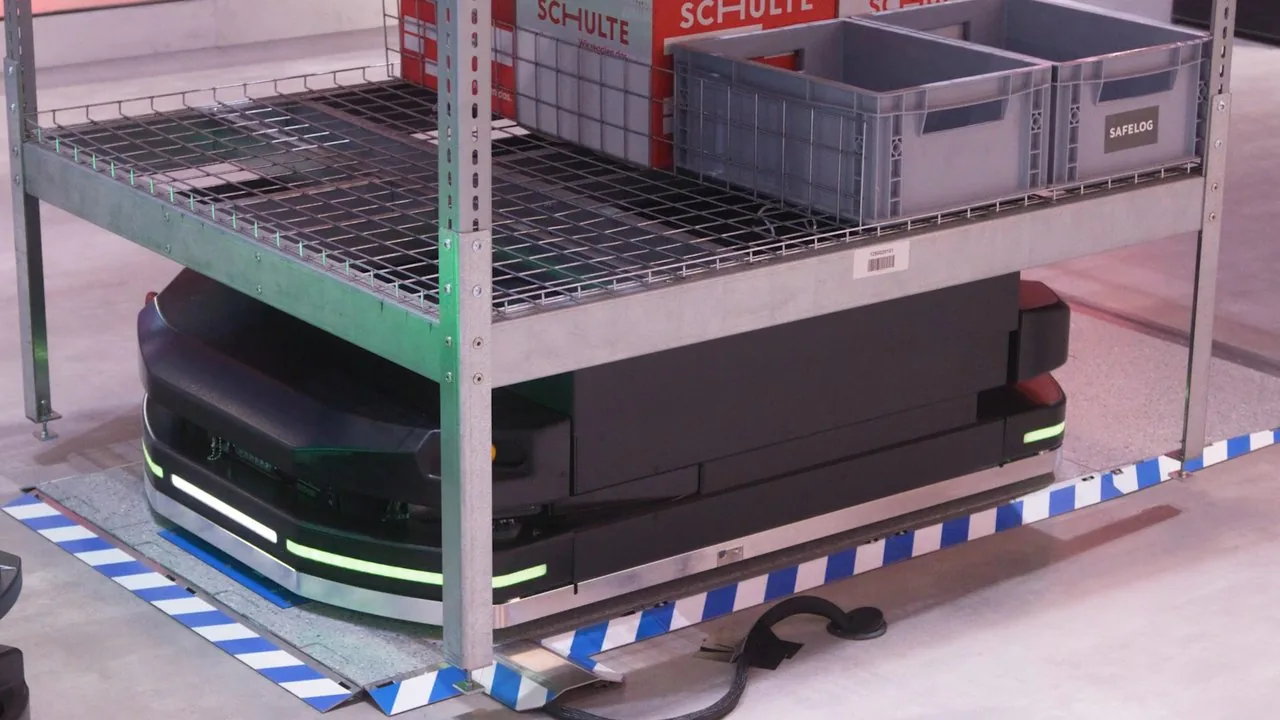 B-Roll für den Messefilm: Detailaufnahme eines fahrerlosen Transportfahrzeugs unter einem Regal auf der LogiMAT