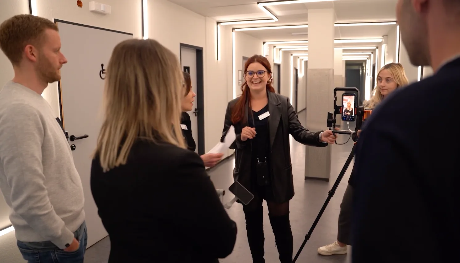 Kleidung im Unternehmensvideo: Styling-Regeln für den Dreh