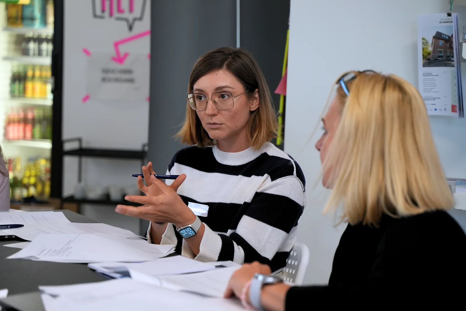 Teilnehmerinnen des video(boost) experience day arbeiten an einer Konzeptübung für B2B-Videoformate