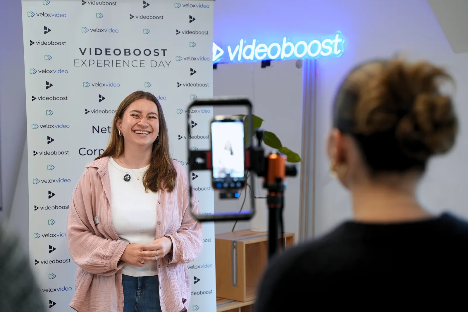 Teilnehmerin des Video Workshops steht vor der Kamera, während der Dreh mit dem Smartphone auf dem Gimbal geübt wird