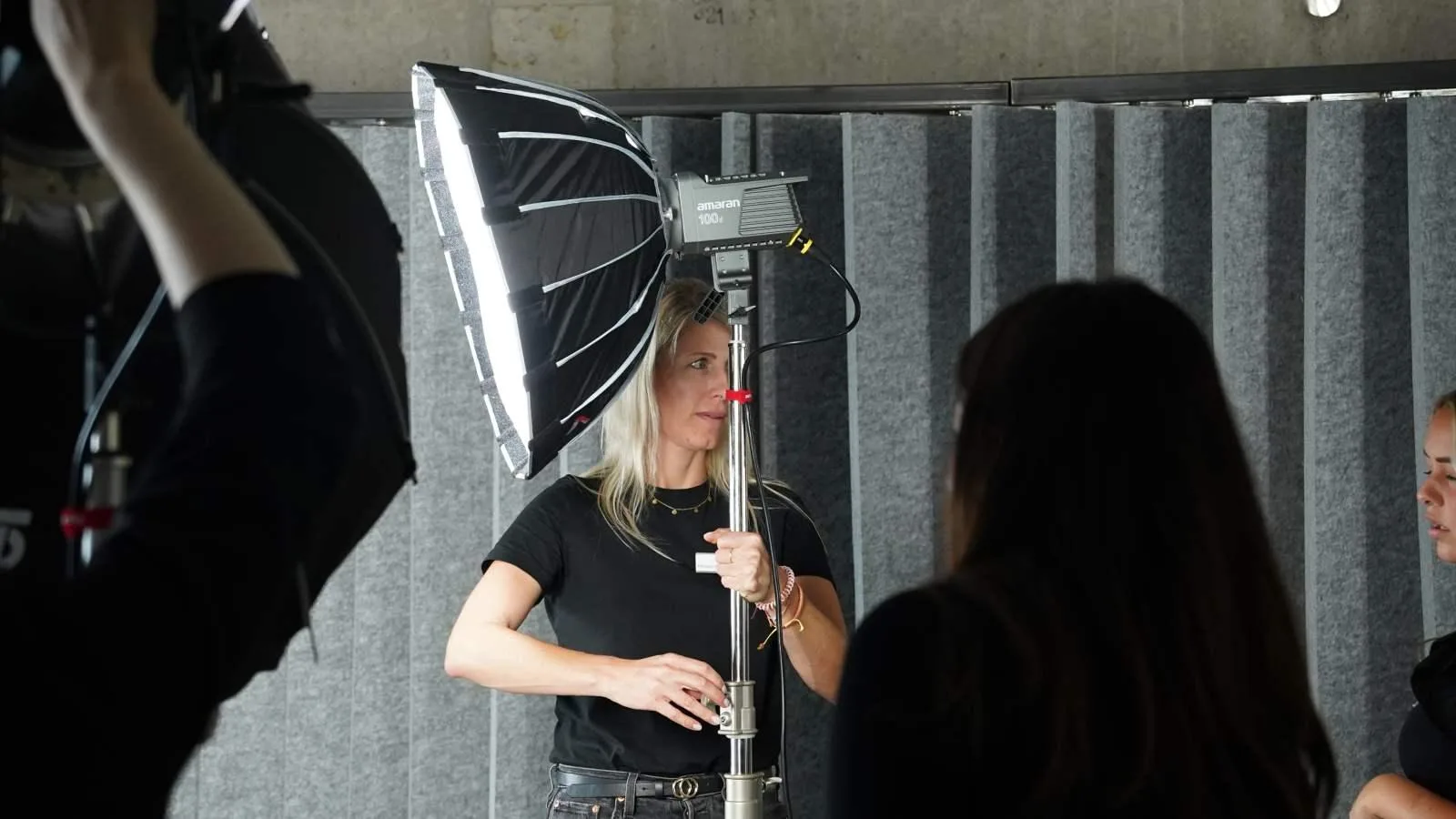 Videodreh im Studio: Licht und Kamera auf die Person vor der Kamera ausgerichtet