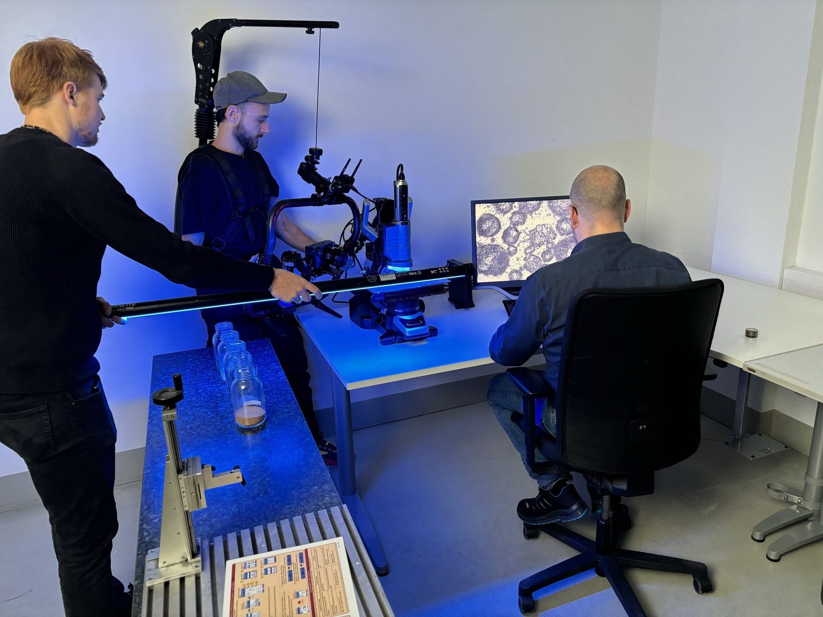 RED-Kamera filmt eine chemische Analyse im Forschungslabor