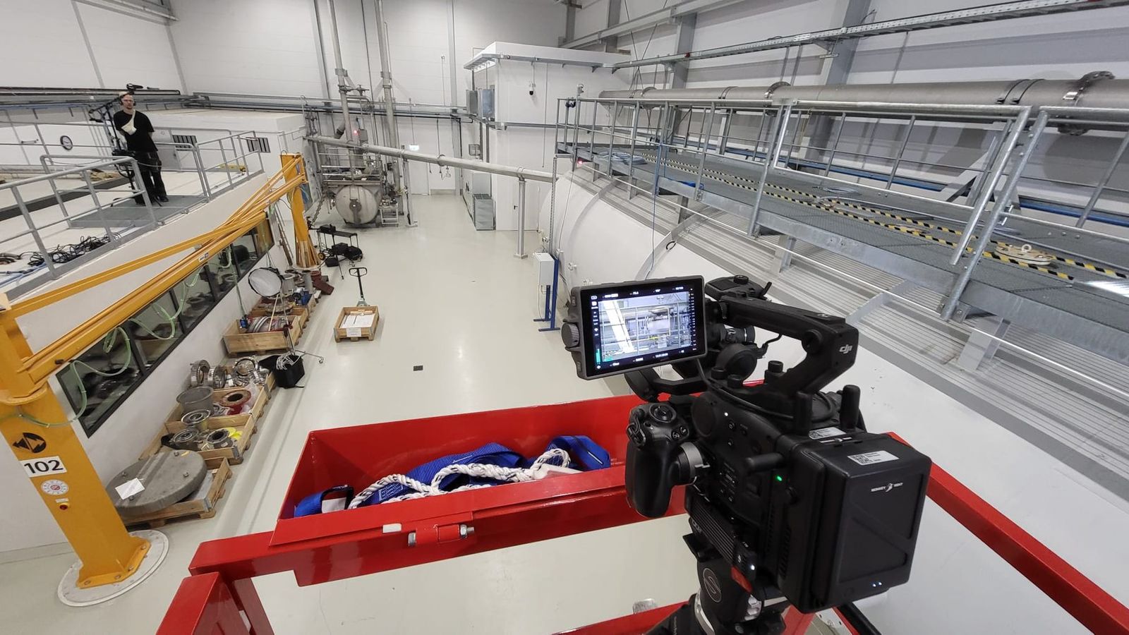Kameraposition über einer Industrie-Maschinenhalle bei einem Dreh
