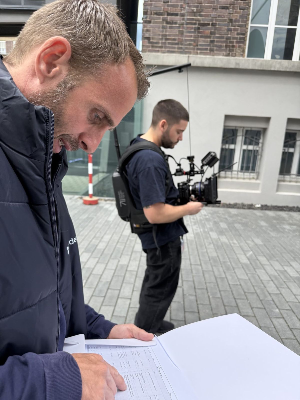 Crew und Kamera bei der Drehkoordination am Set