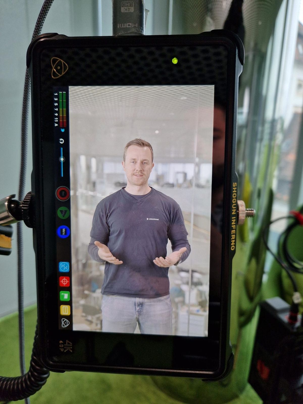 Videograf dreht Hochformat-Video für Social Media