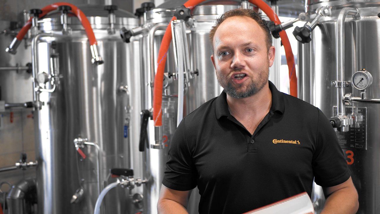 Referenzvideo für ContiTech: Continental-Experte erklärt die Purpurschlange direkt an der Brauanlage bei Weyermann