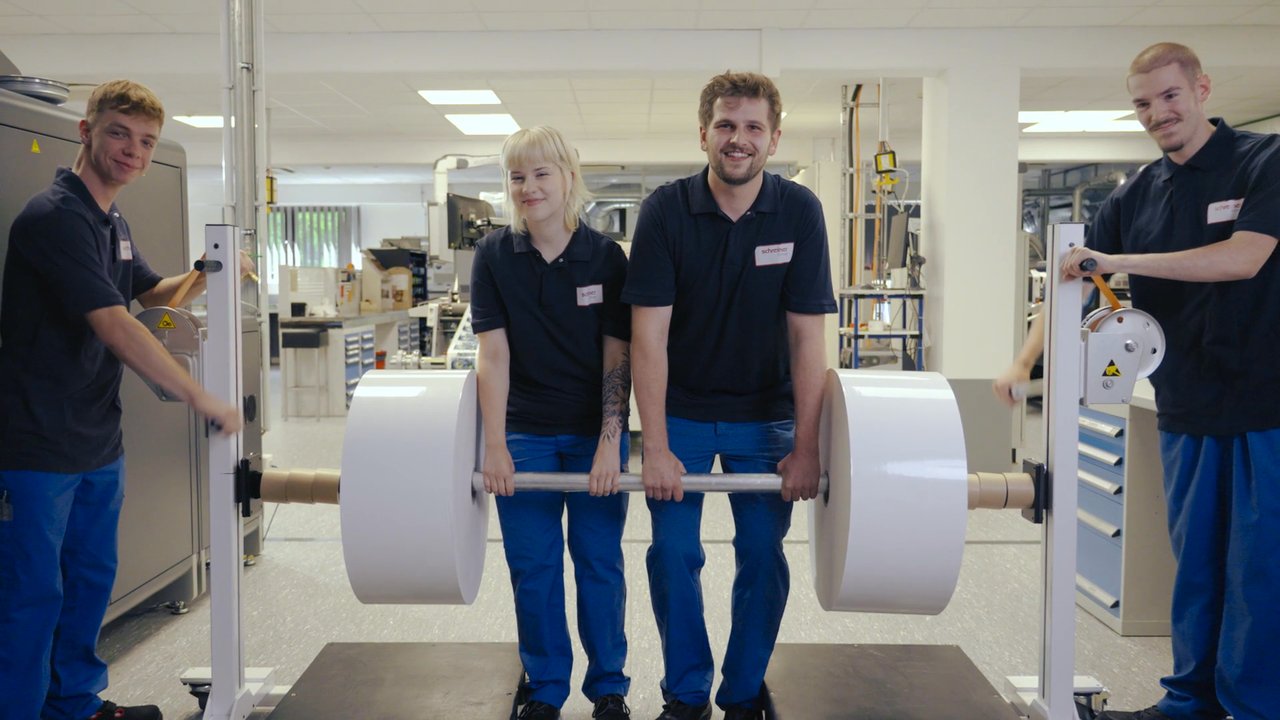Recruiting-Video Beispiel: Azubifilm der Schreiner Group mit echten Auszubildenden in Druck und Produktion