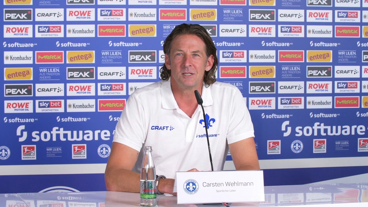 Digitaler Fanabend des SV Darmstadt 98: Sportlicher Leiter im Gespräch vor der Sponsorenwand