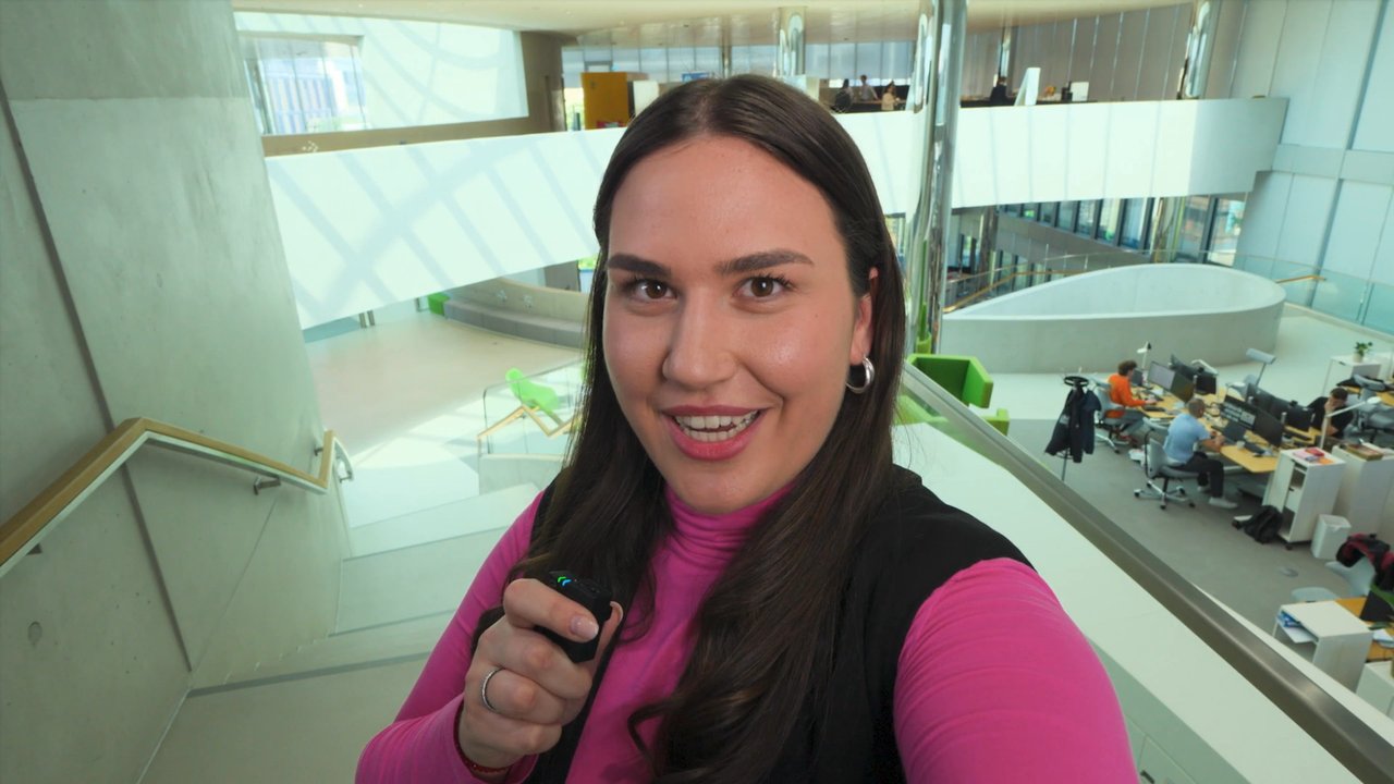 Candidate-Experience-Beispiel: Mixed-Media-Film zum Bewerbungsprozess bei Merck mit Host und Motion Graphics