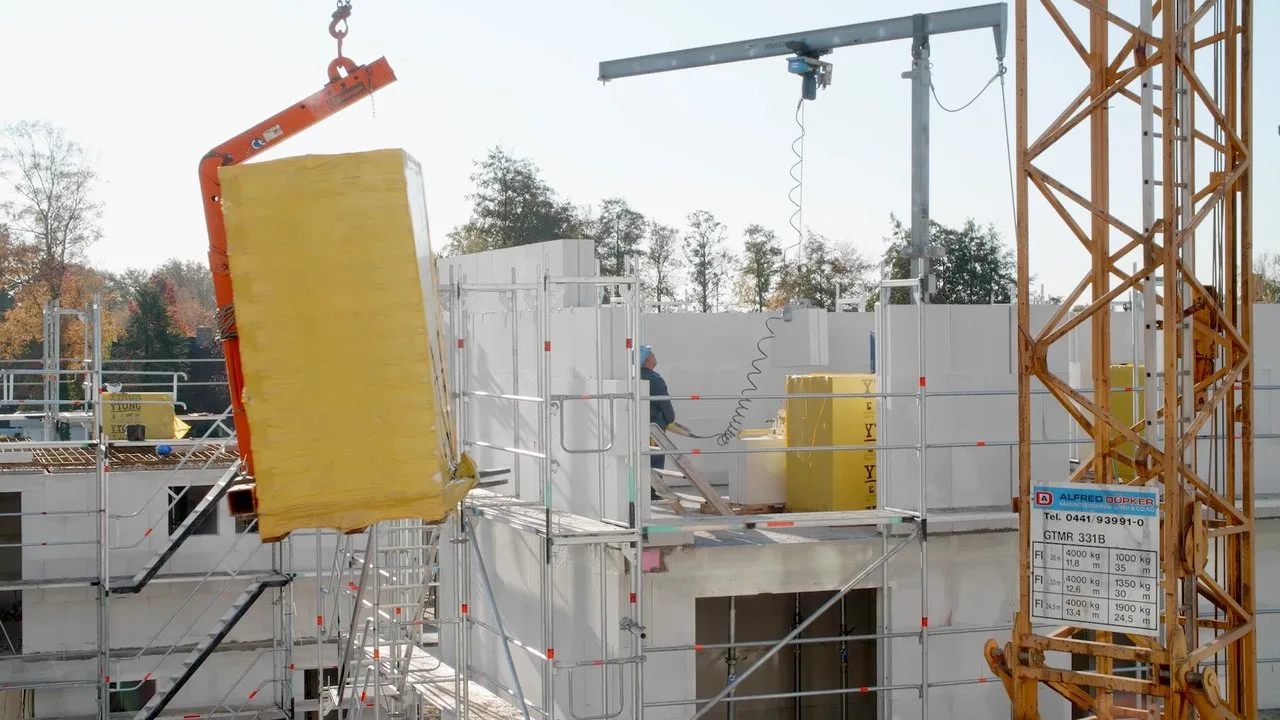Ytong-Elemente am Kran auf der Baustelle des Marissa Ferienparks
