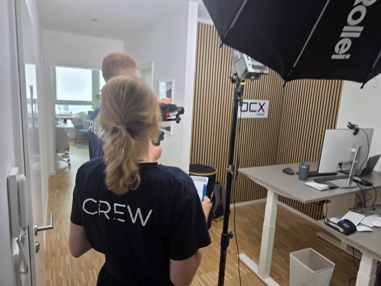 Set-Einrichtung beim Testimonial-Dreh: kompaktes Kamera- und Licht-Setup im Büro des Kunden
