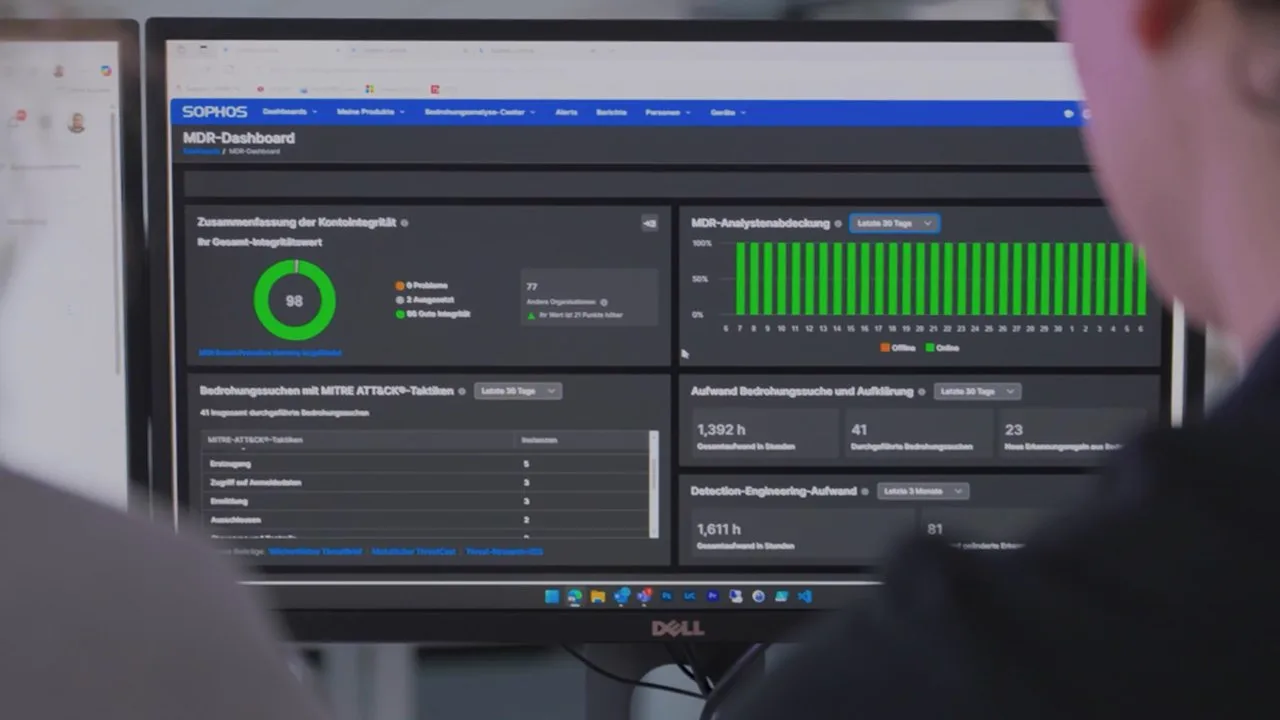 Sophos MDR-Dashboard im Einsatz bei HAWE Hydraulik, gefilmt über die Schulter der Anwender